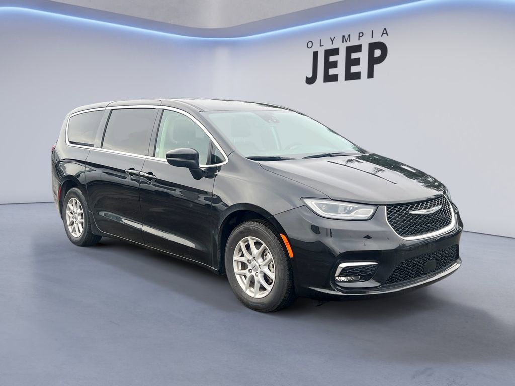 Used 2023 Chrysler Pacifica Touring-L image 4