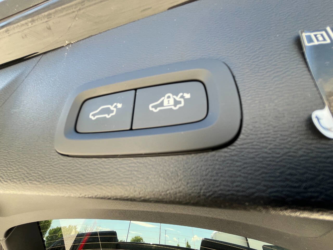 Used 2022 Volvo XC40 T5 R-Design w/ Advanced Package image 23