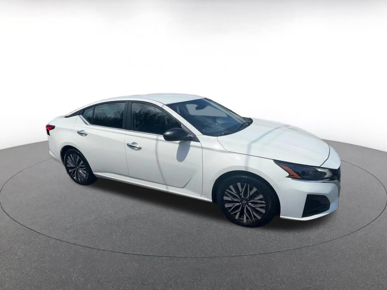 Used 2025 Nissan Altima 2.5 SV FWD image 2