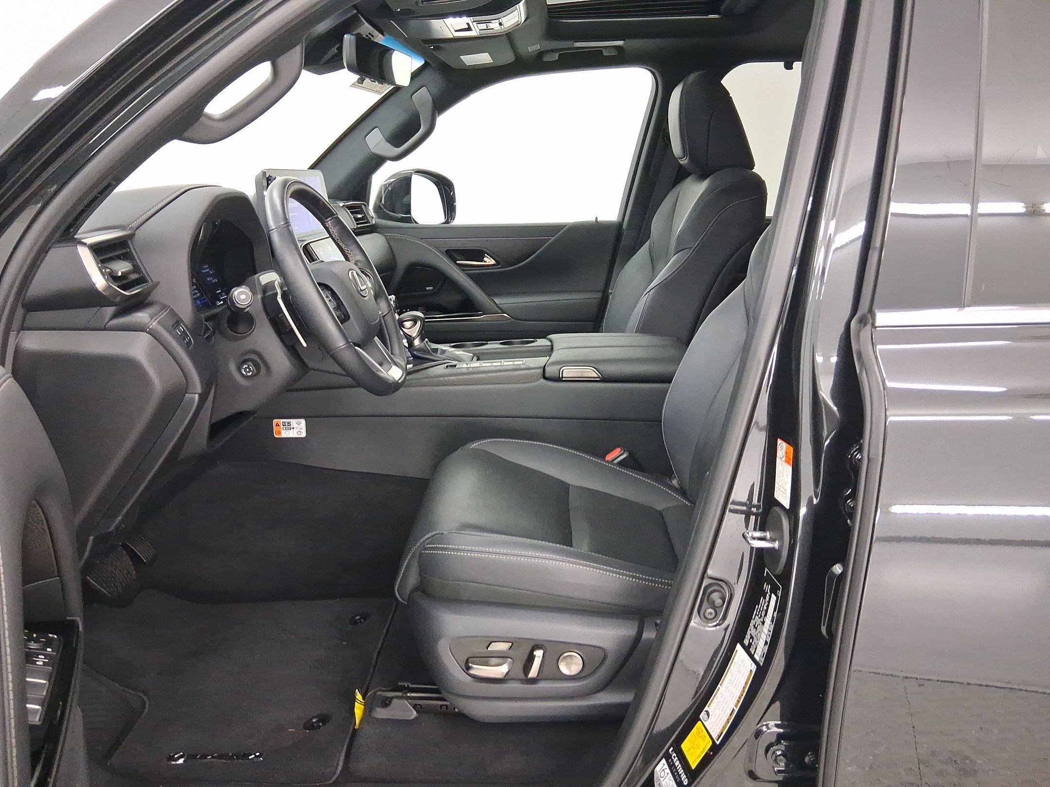 Certified 2025 Lexus LX 600 4WD w/ Luxury Package image 5