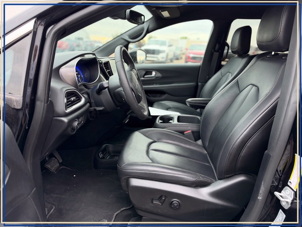 Used 2025 Chrysler Pacifica Select FWD image 2