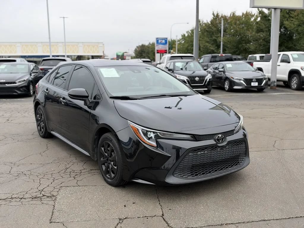 Used 2021 Toyota Corolla LE FWD image 3