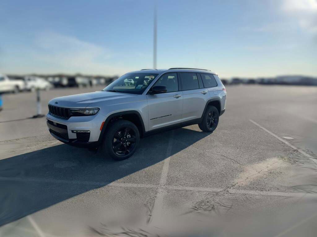 New 2025 Jeep Grand Cherokee L Limited w/ Black Appearance Package image 4