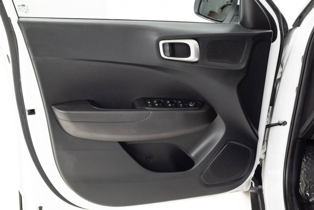 Used 2023 Hyundai Venue SE FWD image 9