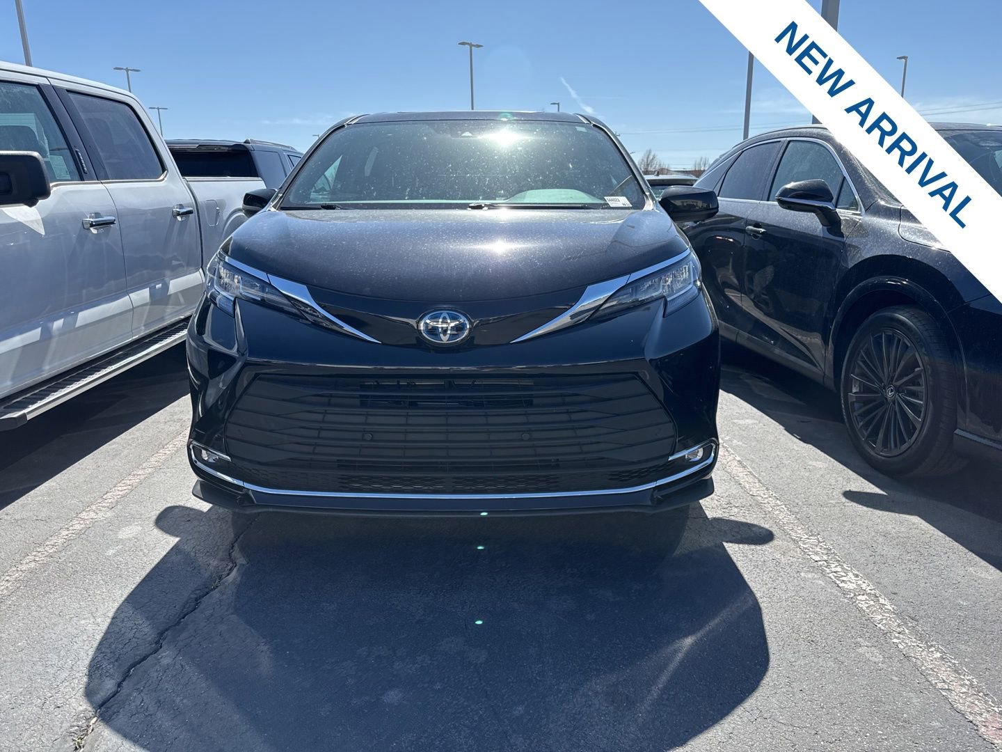 Used 2022 Toyota Sienna XLE Woodland Edition image 2