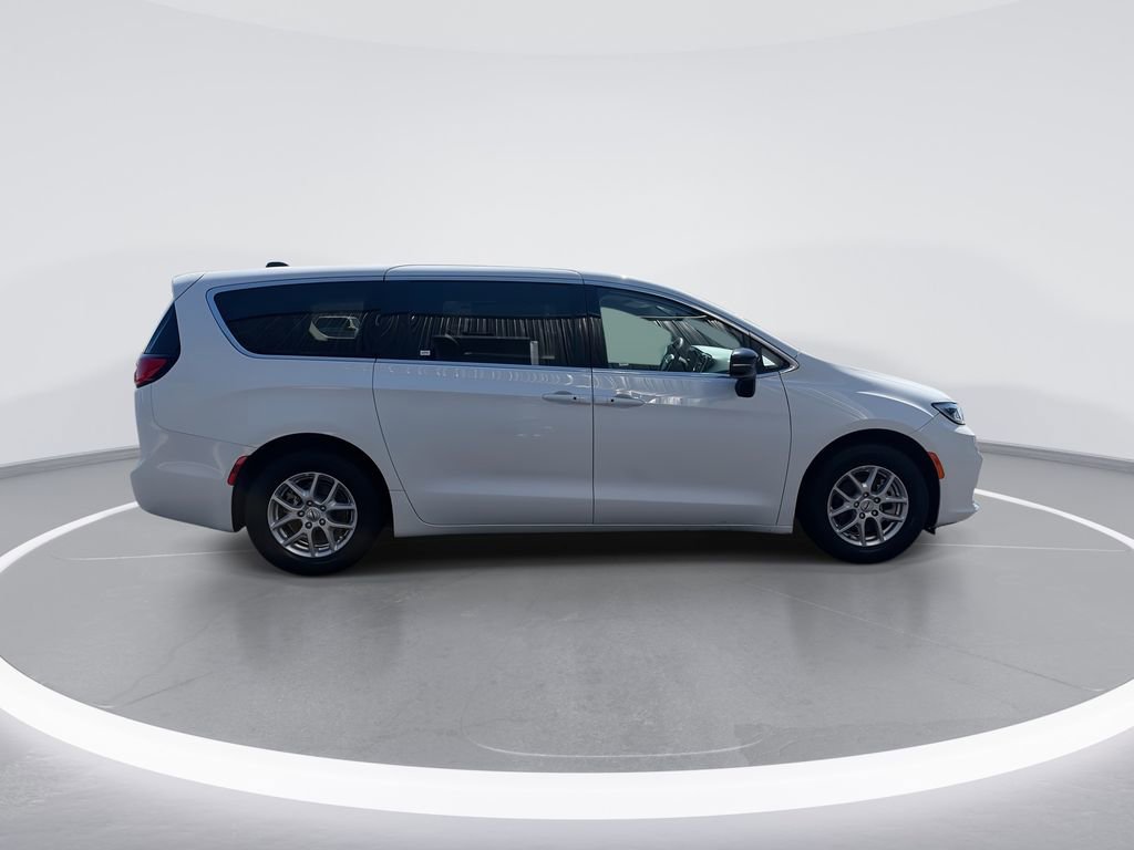 Used 2024 Chrysler Pacifica Touring-L FWD image 9