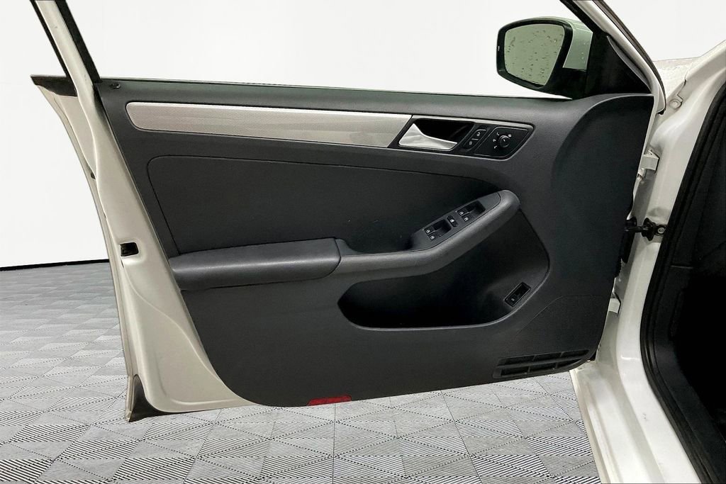 Used 2017 Volkswagen Jetta SE image 21