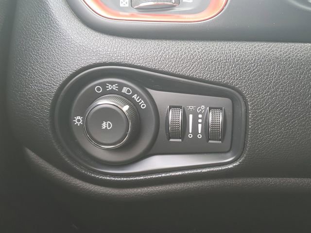 Used 2019 Jeep Renegade Trailhawk image 21