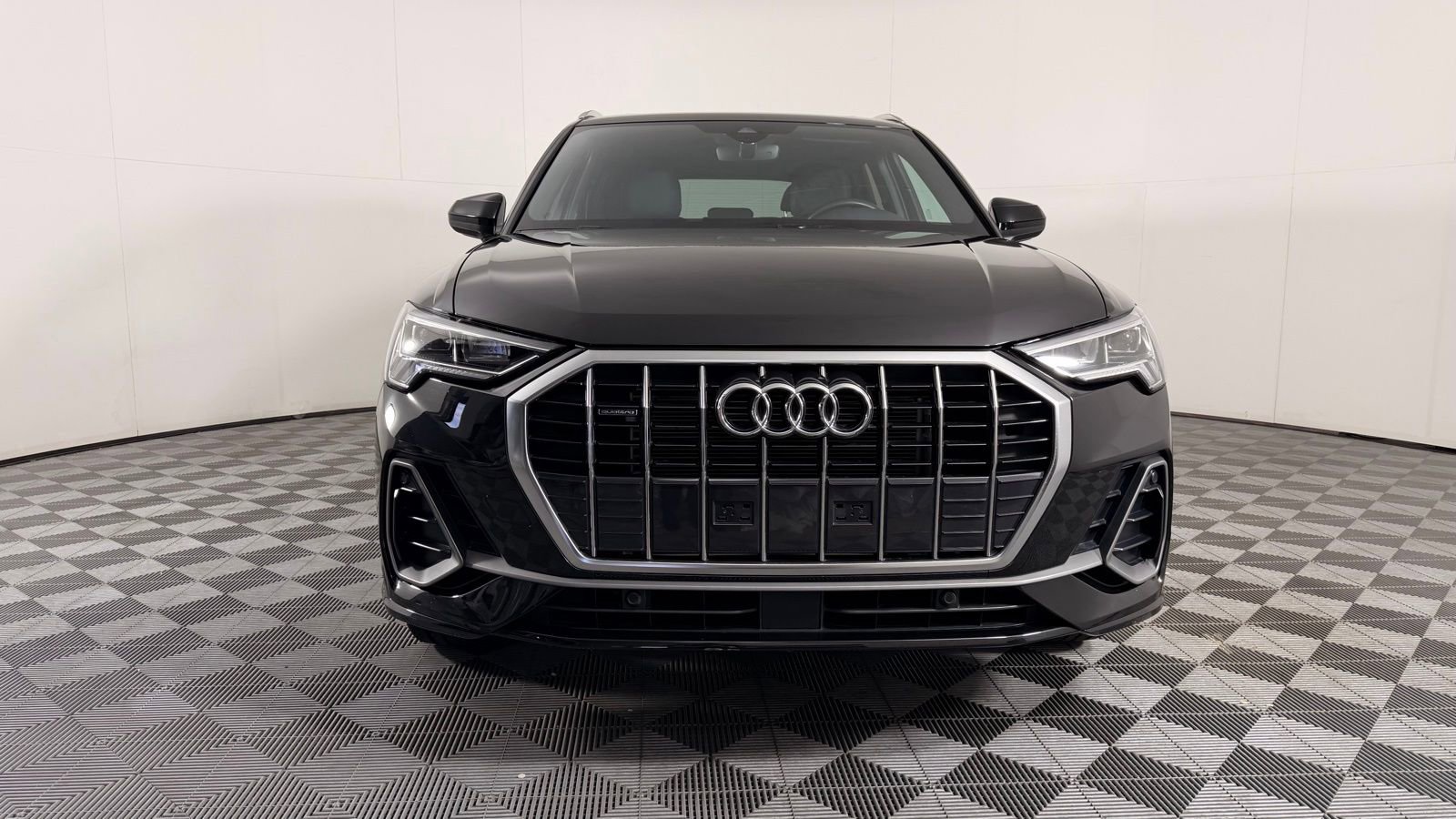 Certified 2023 Audi Q3 2.0T Premium w/ Convenience Package AWD/4WD image 2