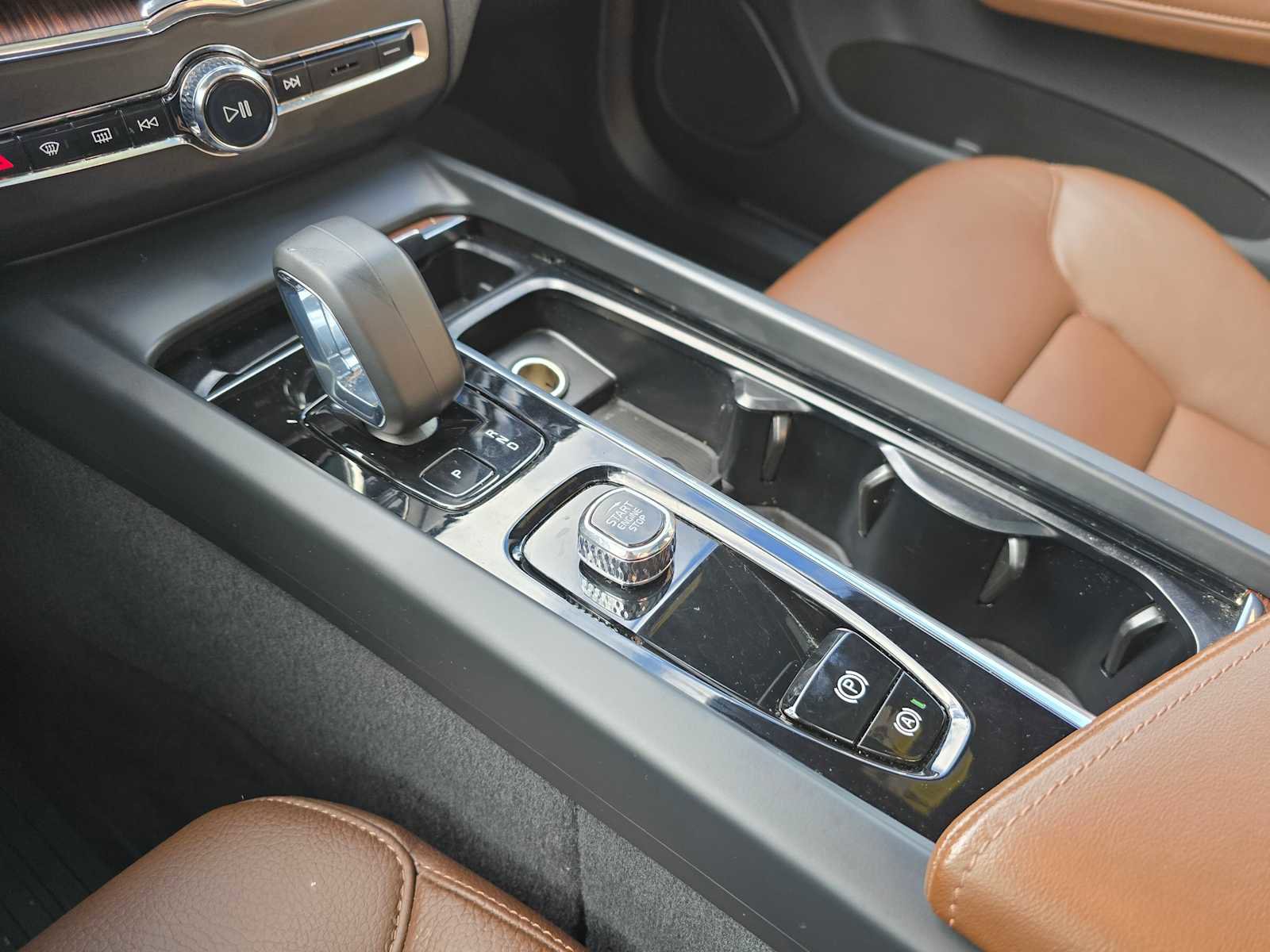 Certified 2023 Volvo XC60 T8 Plus image 32