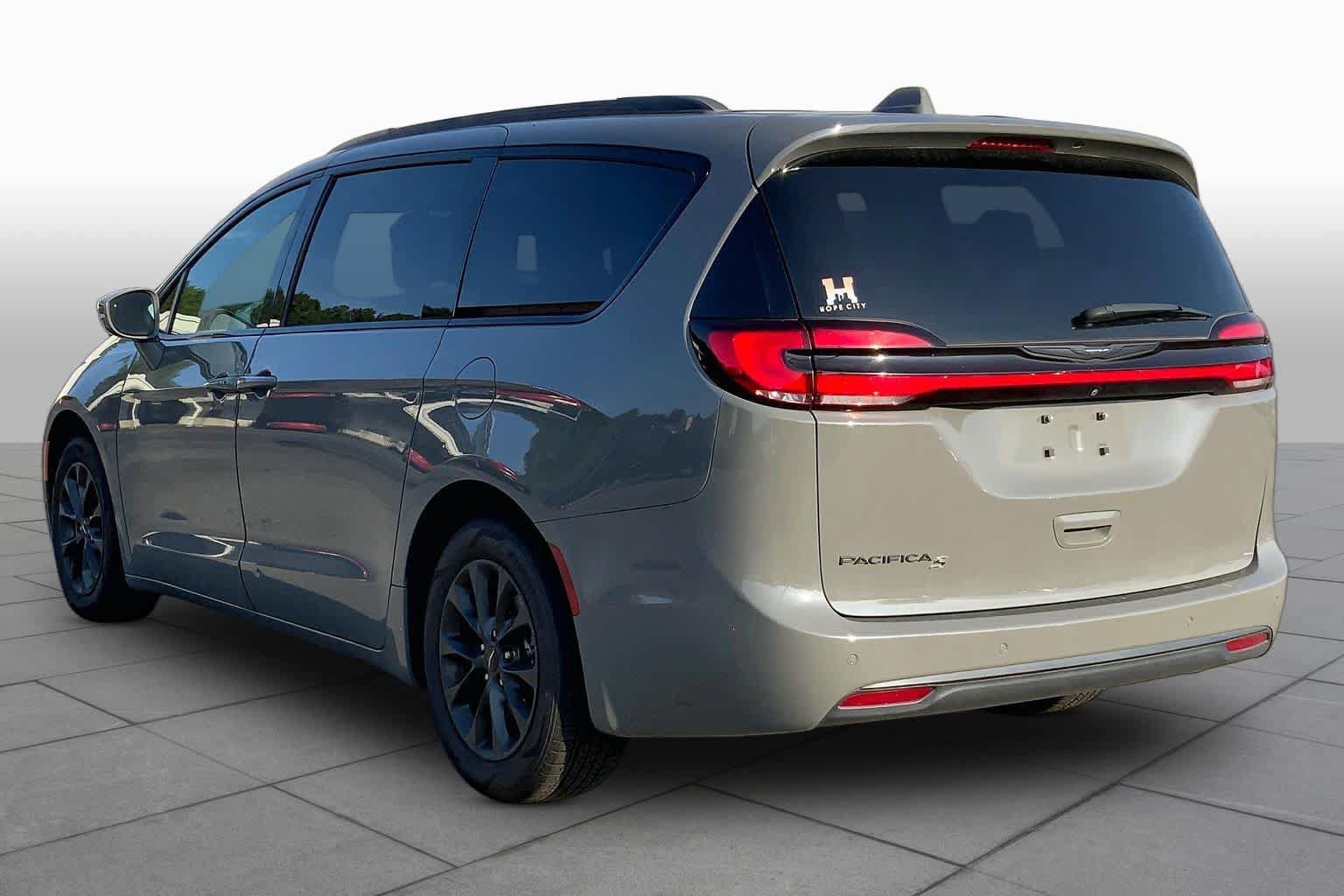 Used 2021 Chrysler Pacifica Touring-L w/ Uconnect Theater Family Group FWD image 11
