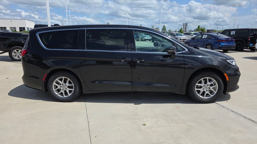 Used 2023 Chrysler Pacifica Touring-L FWD image 6