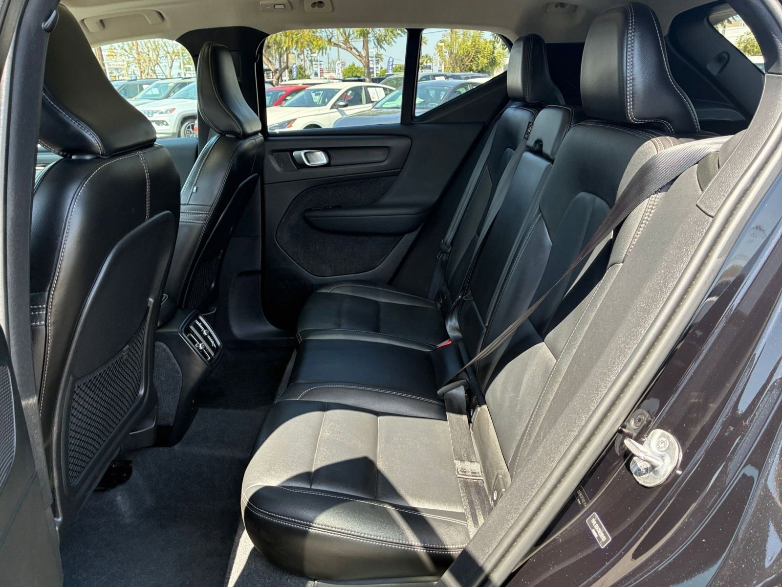 Used 2024 Volvo XC40 B5 Core image 28