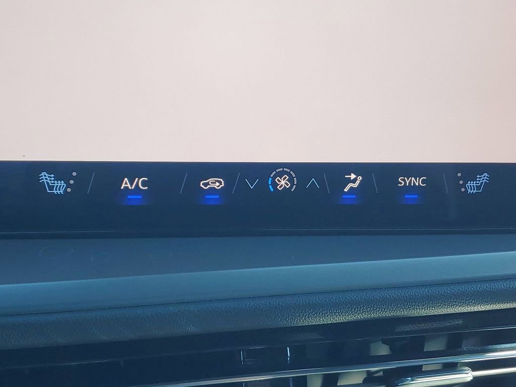 Used 2025 Chevrolet Traverse LT image 33