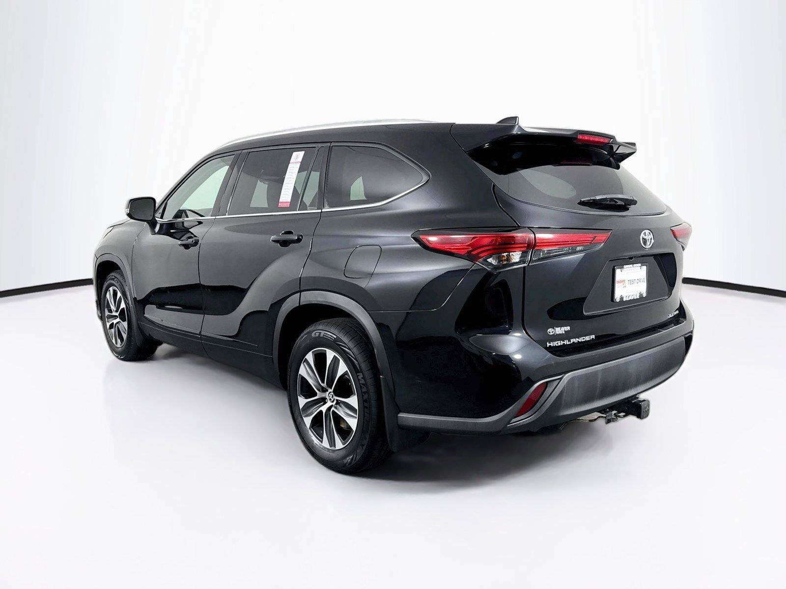 Used 2022 Toyota Highlander XLE AWD/4WD image 12