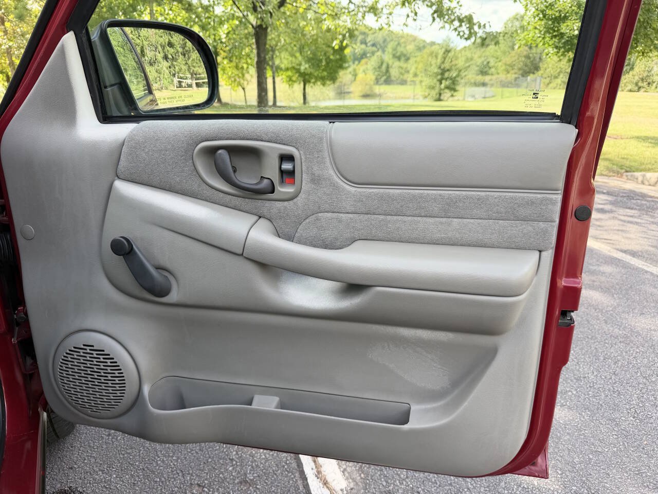 Used 2000 Chevrolet S10 Pickup LS w/ Preferred Equipment Group RWD image 17
