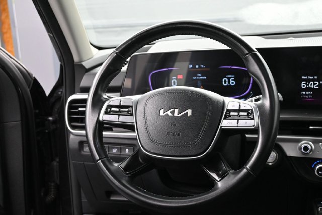 Used 2025 Kia Telluride S FWD image 17
