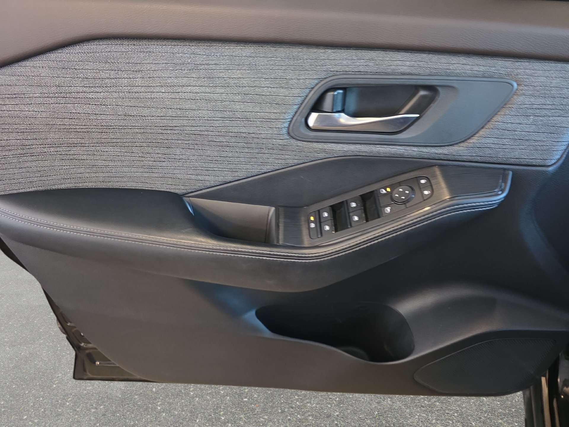 Used 2023 Nissan Rogue SV FWD image 24