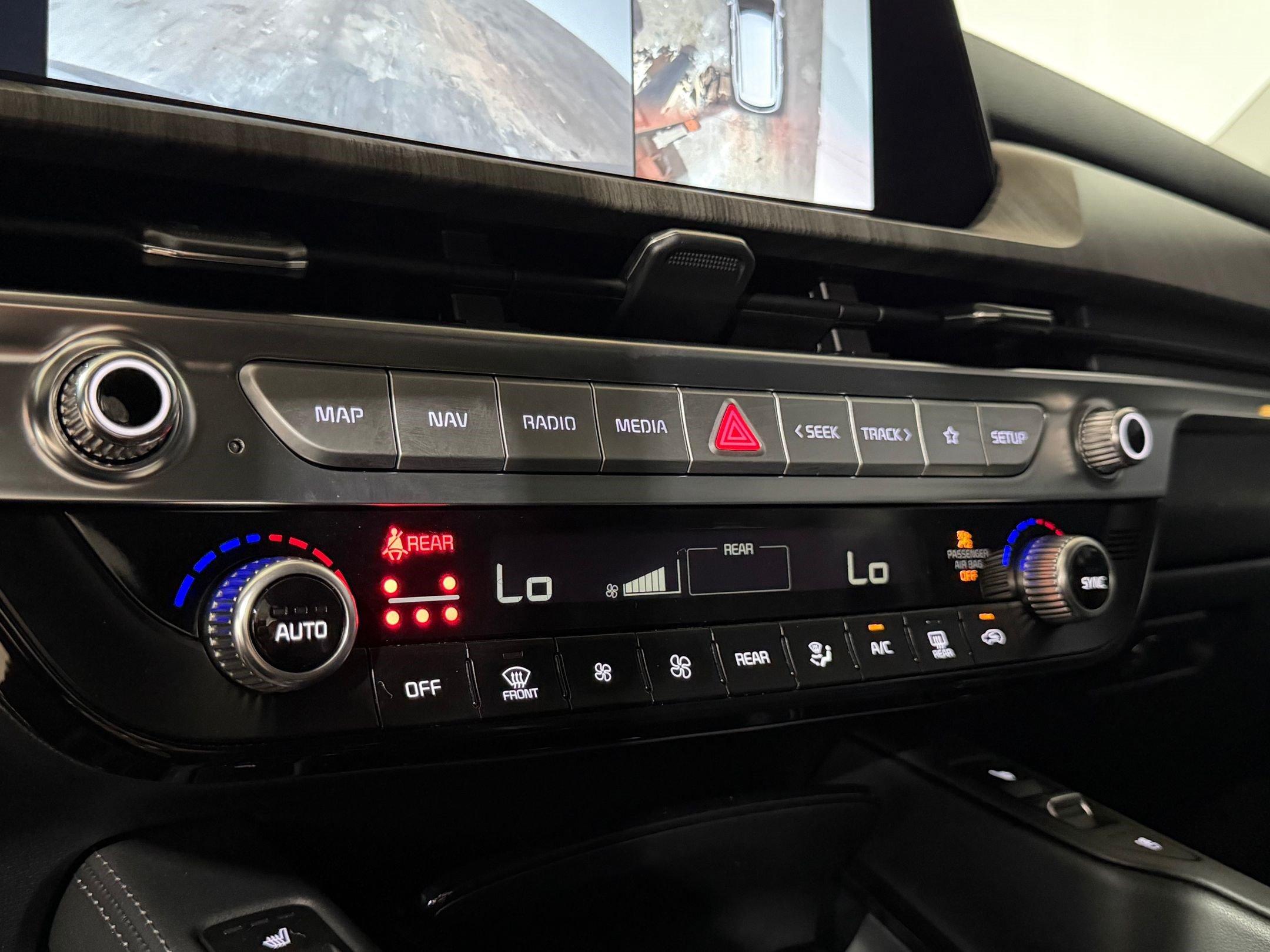 Used 2024 Kia Telluride SX w/ Towing Package FWD image 18