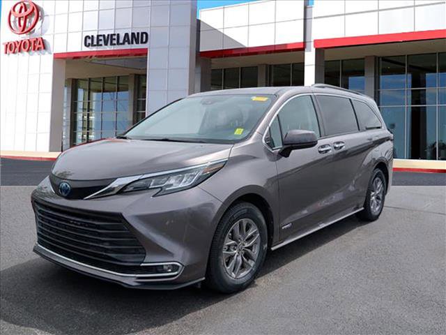 Used 2021 Toyota Sienna XLE FWD image 2