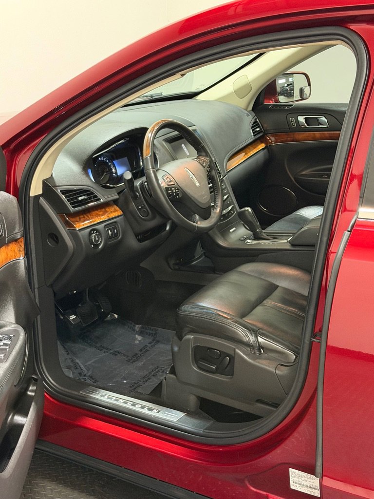 Used 2013 Lincoln MKT AWD image 8