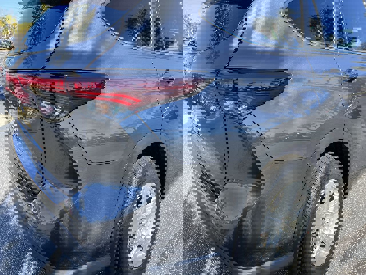 Used 2024 Toyota Highlander LE AWD/4WD image 10