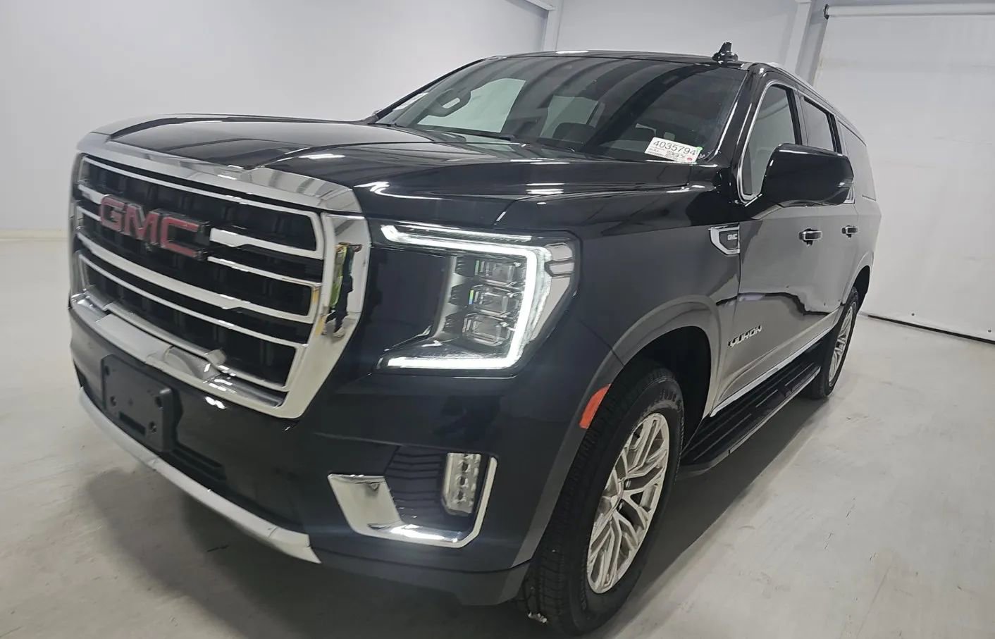 Used 2021 GMC Yukon XL SLT w/ SLT Premium Package image 1