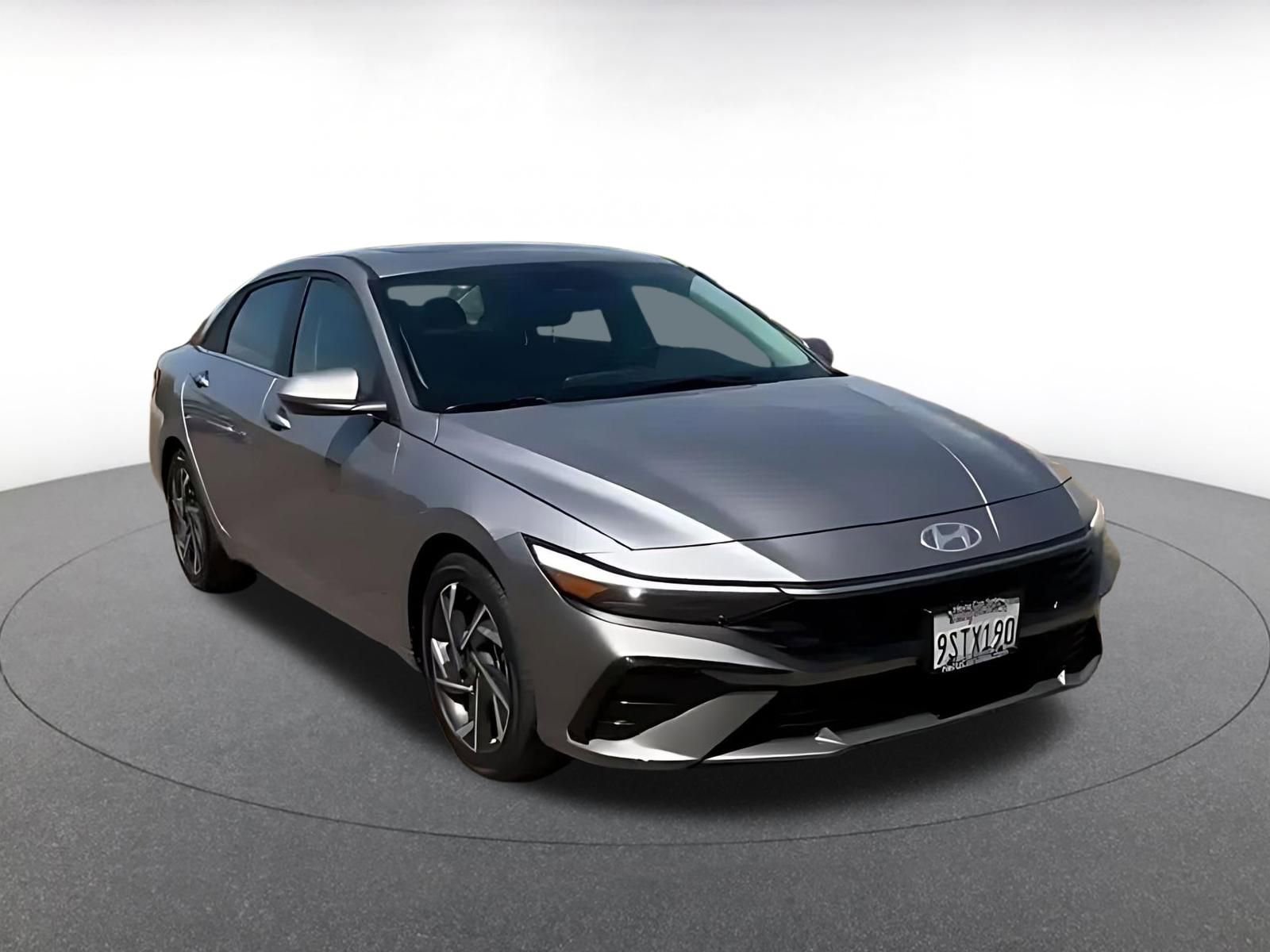 Used 2025 Hyundai Elantra SEL FWD image 3