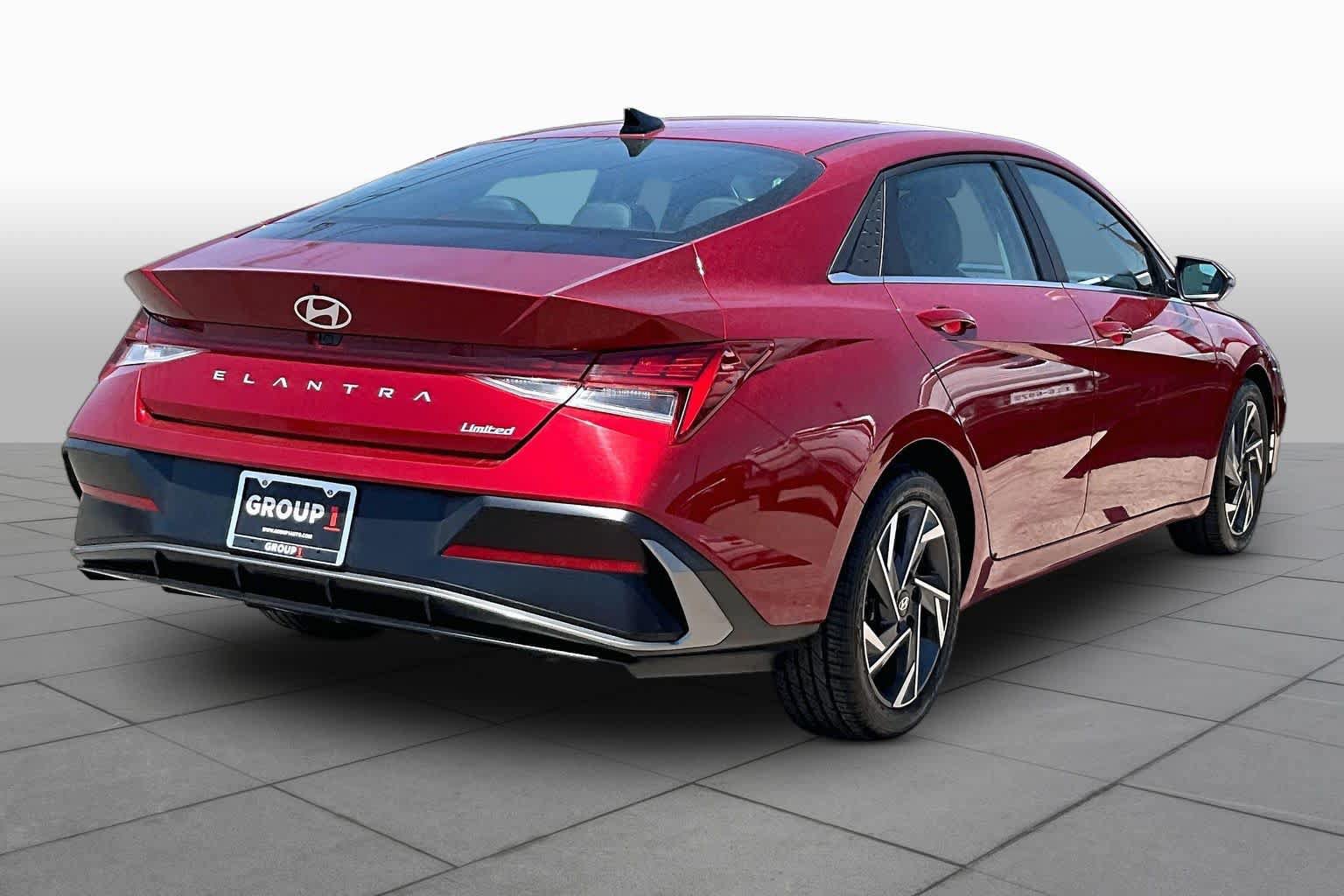 Used 2025 Hyundai Elantra Limited FWD image 12