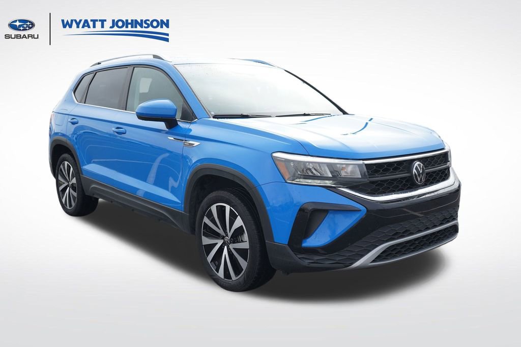 Used 2023 Volkswagen Taos SE w/ Panoramic Sunroof Package