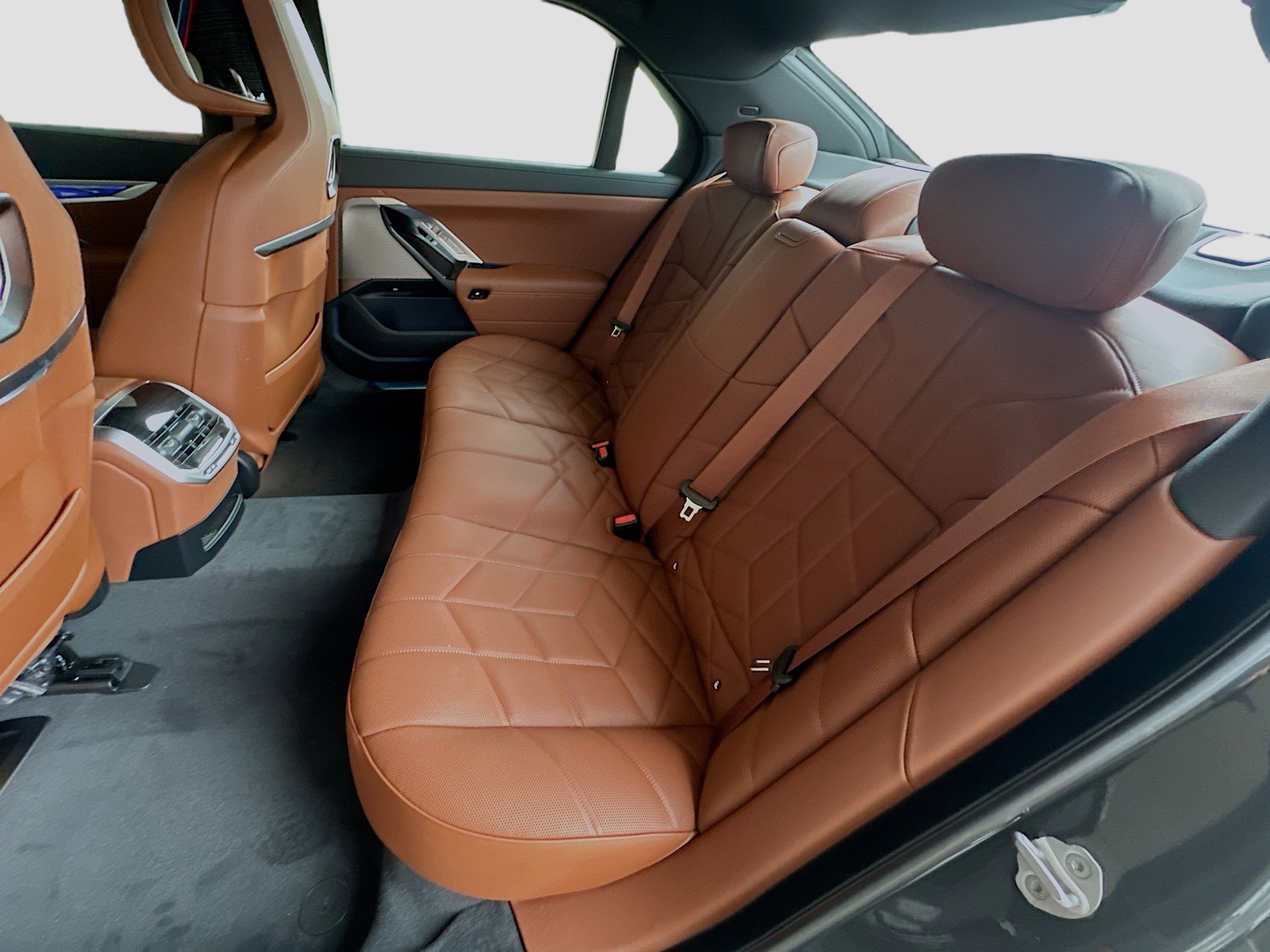 New 2026 BMW 750e xDrive w/ Premium Package image 21