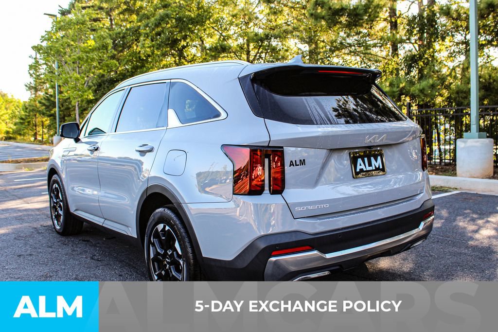 Used 2025 Kia Sorento S FWD image 3