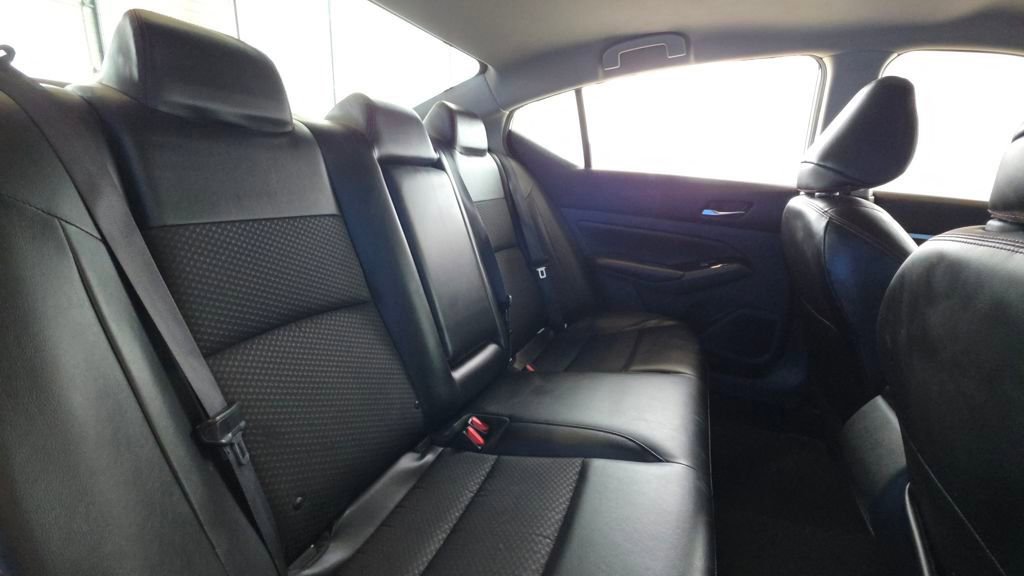 Used 2023 Nissan Altima 2.5 SR FWD image 14