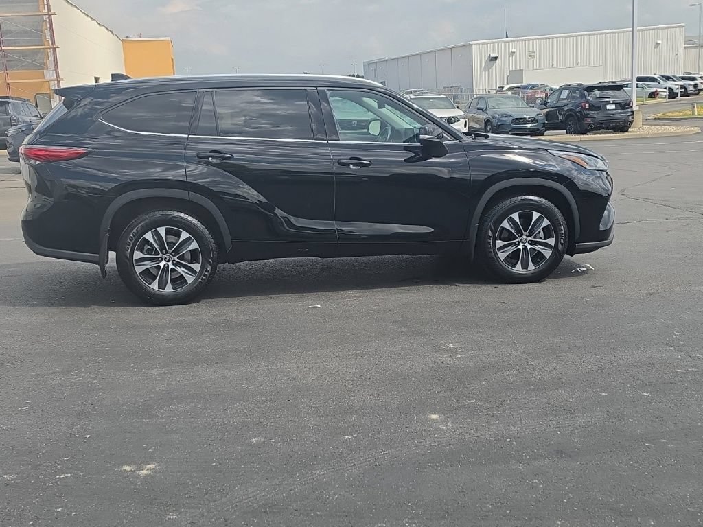 Used 2021 Toyota Highlander XLE AWD/4WD image 10