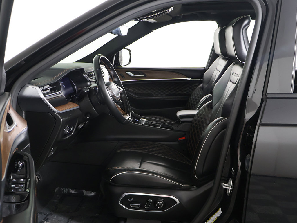 Used 2023 Jeep Grand Cherokee Summit w/ Luxury Tech Group V AWD/4WD image 29