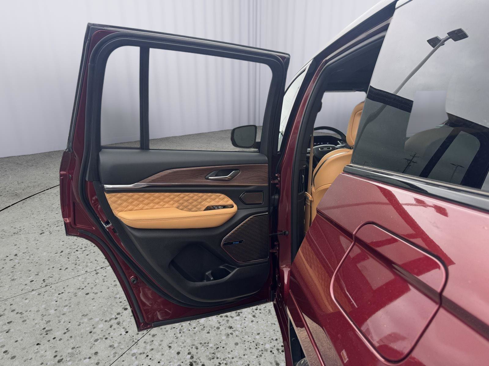 Used 2024 Jeep Grand Cherokee Summit AWD/4WD image 33