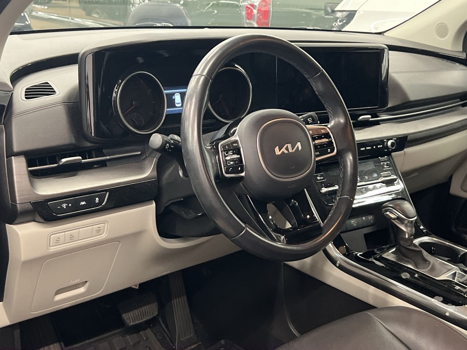 Used 2022 Kia Carnival EX FWD image 13