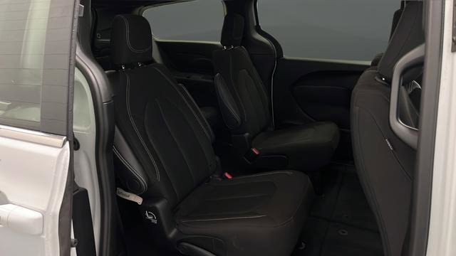 Used 2024 Chrysler Pacifica Touring FWD image 25