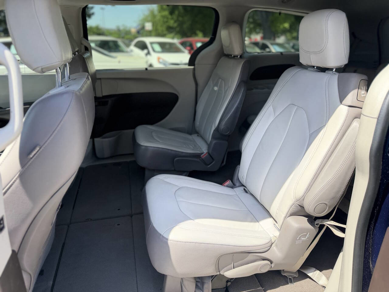 Used 2017 Chrysler Pacifica Touring-L FWD image 20