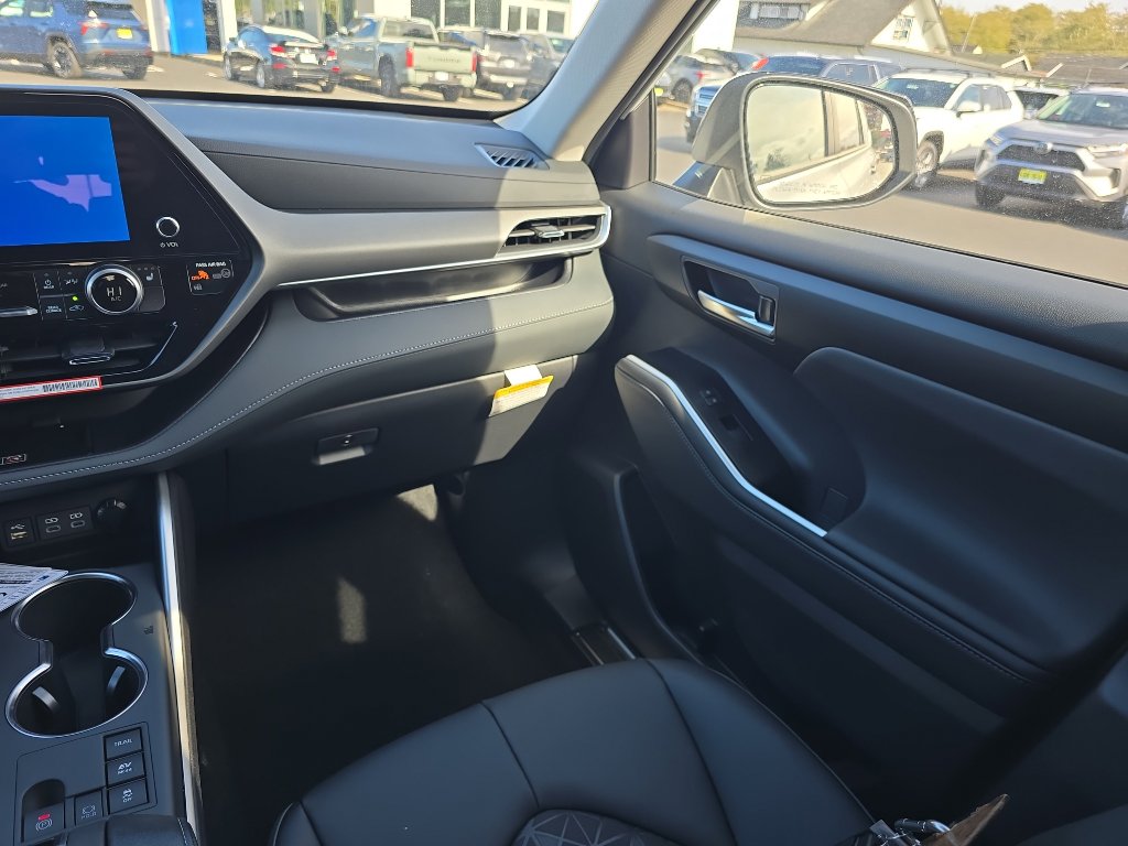 New 2025 Toyota Highlander XLE image 25