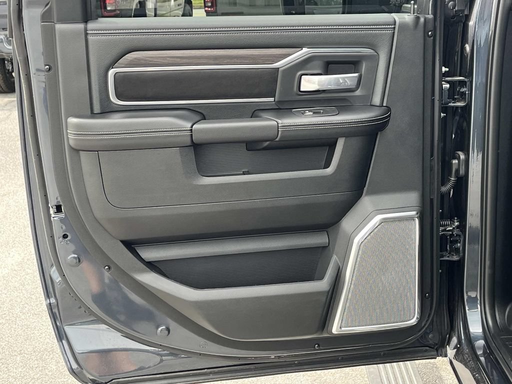 New 2026 RAM 2500 Laramie AWD/4WD image 16