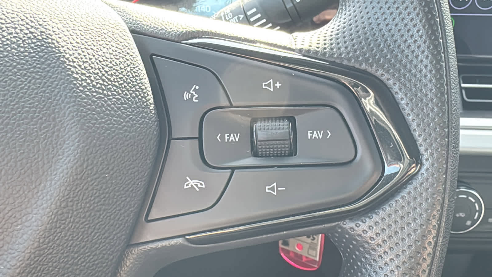 Used 2024 Chevrolet Trax LS w/ LS Convenience Package FWD image 11