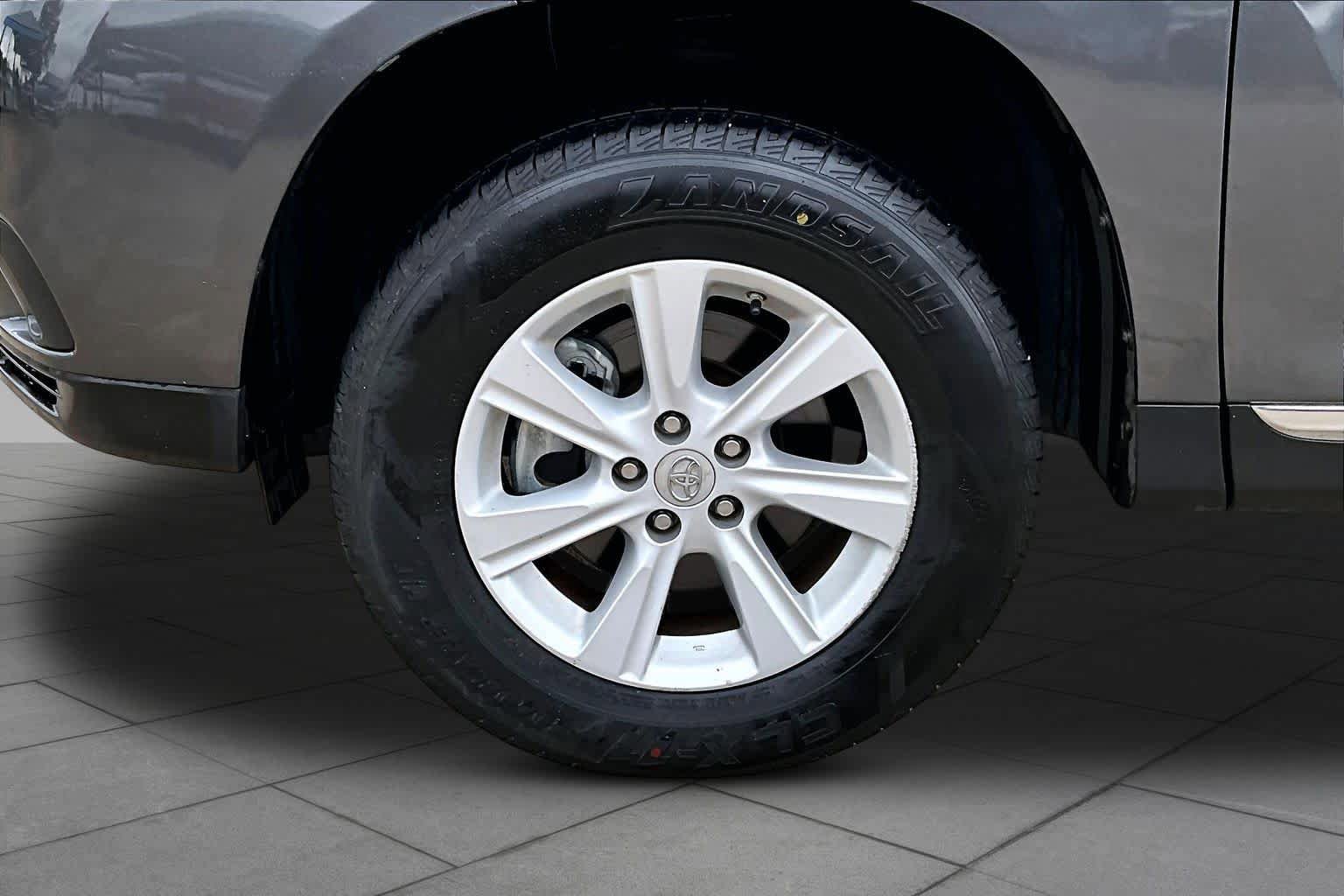 Used 2012 Toyota Highlander FWD w/ Cold Weather Pkg image 9