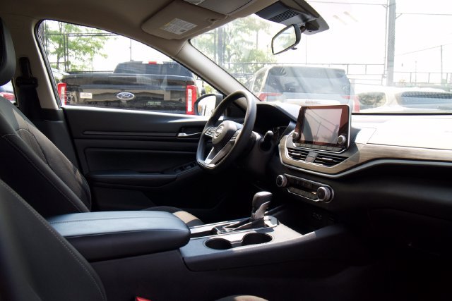 Used 2025 Nissan Altima 2.5 SV FWD image 24