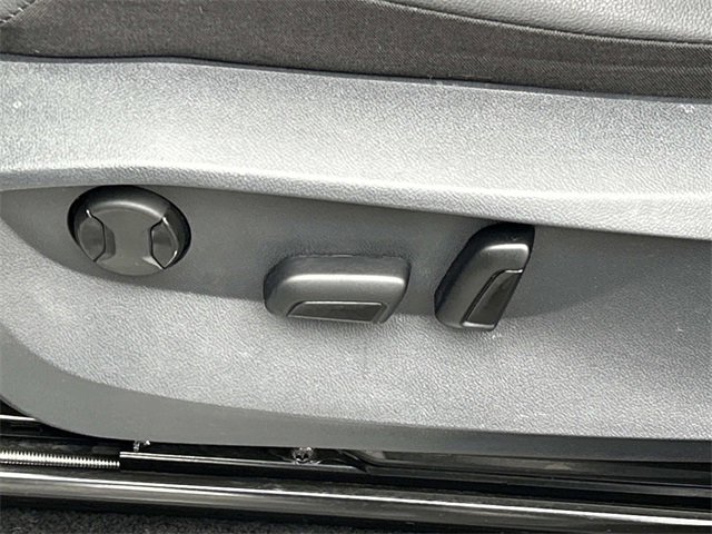 Used 2023 Volkswagen Tiguan SE R-Line image 16