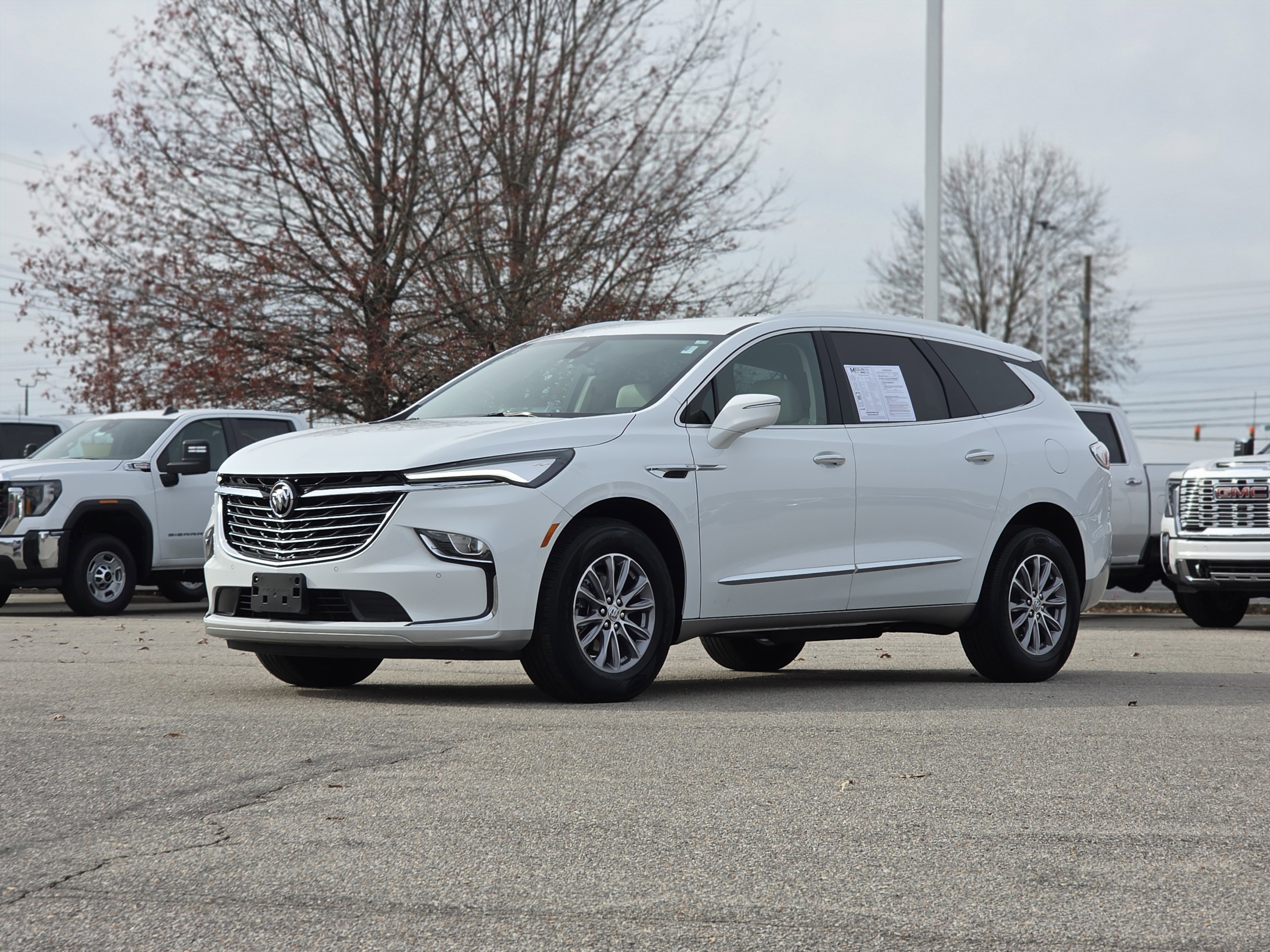 Used 2023 Buick Enclave Essence image 3