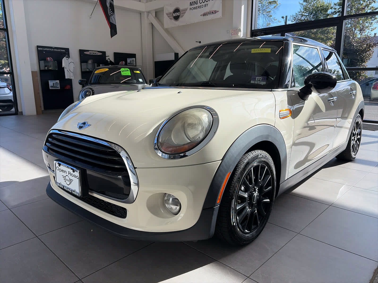 Used 2017 MINI Cooper 4-Door Hardtop FWD image 1