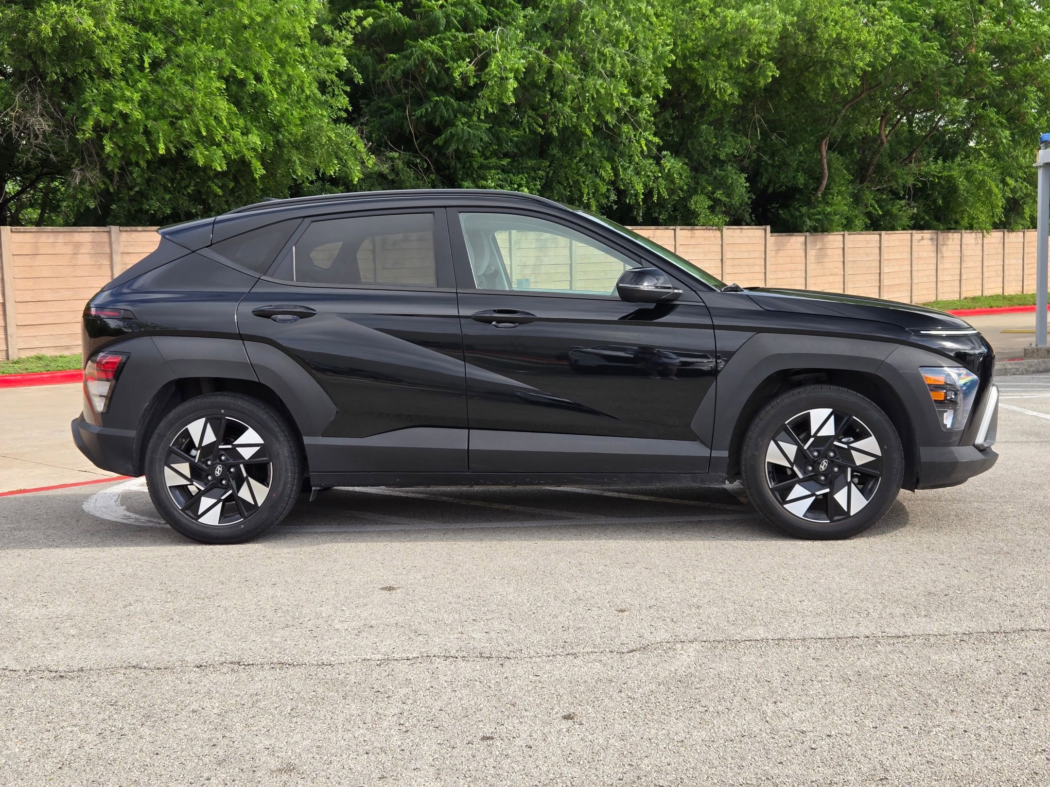 Used 2024 Hyundai Kona SEL FWD image 2