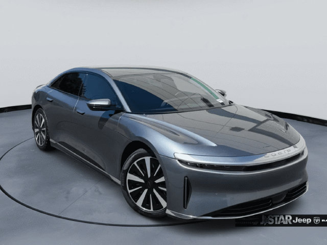 Used 2025 Lucid Air Pure RWD image 3