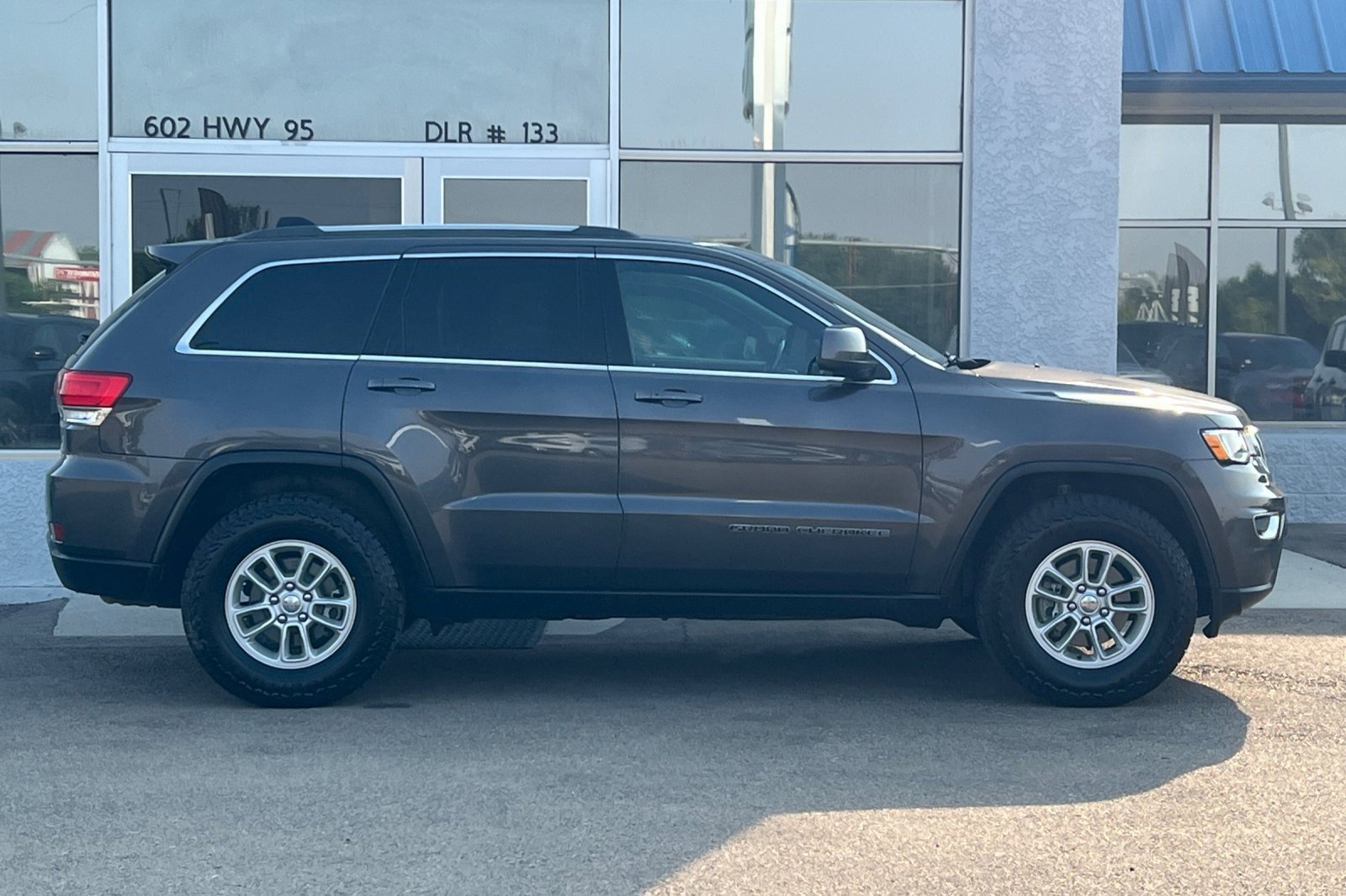 Used 2019 Jeep Grand Cherokee Laredo image 2